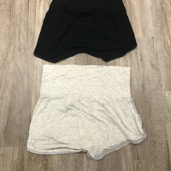 A Pea In The Pod Pair Of Black & Gray Pregnancy Shorts Size S. Extremely Comfy - Picture 2 of 5